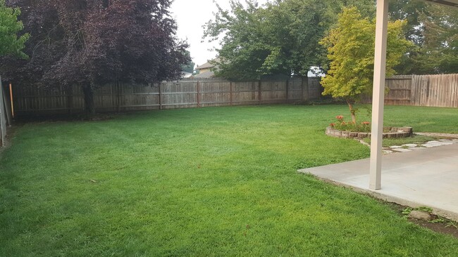 Building Photo - SINGLE FAMILY HOME WITH HUGE FENCED IN YARD