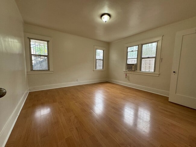 Building Photo - Large centrally located unit with shared yard