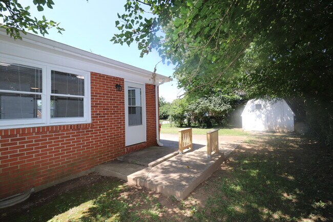 Building Photo - 212 Foxwood Dr