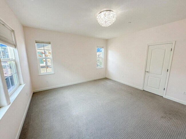 Building Photo - Beautiful 3BD Home in Hayward – Over 2,200 Sq Ft of Comfortable Living