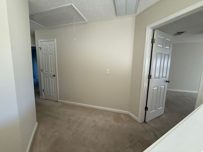 Building Photo - Brentwood - SPACIOUS 3 Bedroom Townhome in...