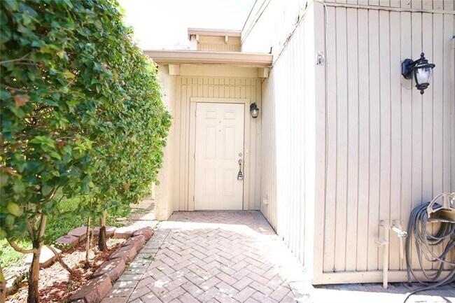 Building Photo - 2125 SW 81st Ave