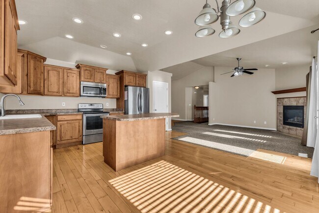 Building Photo - 574 E 200 N