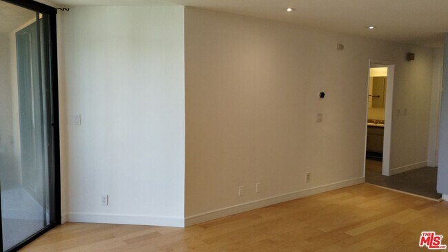 Building Photo - 740 Kings Rd