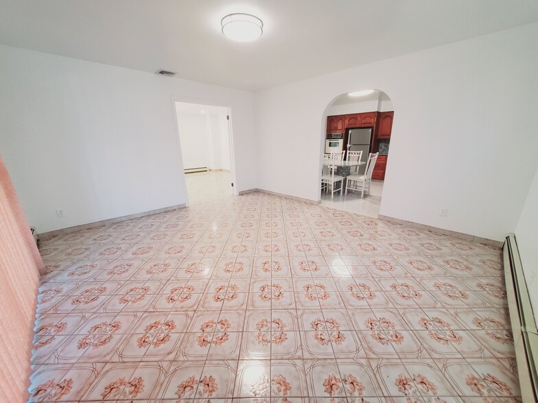 Building Photo - 47 Dora St