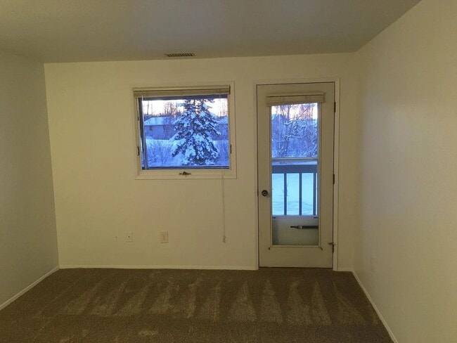 Building Photo - 2 Bedroom, 1 Bath Condo in South Anchorage