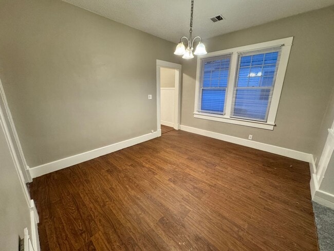 Building Photo - Spacious Home in Newton - 2 Bed/1 bath *Op...