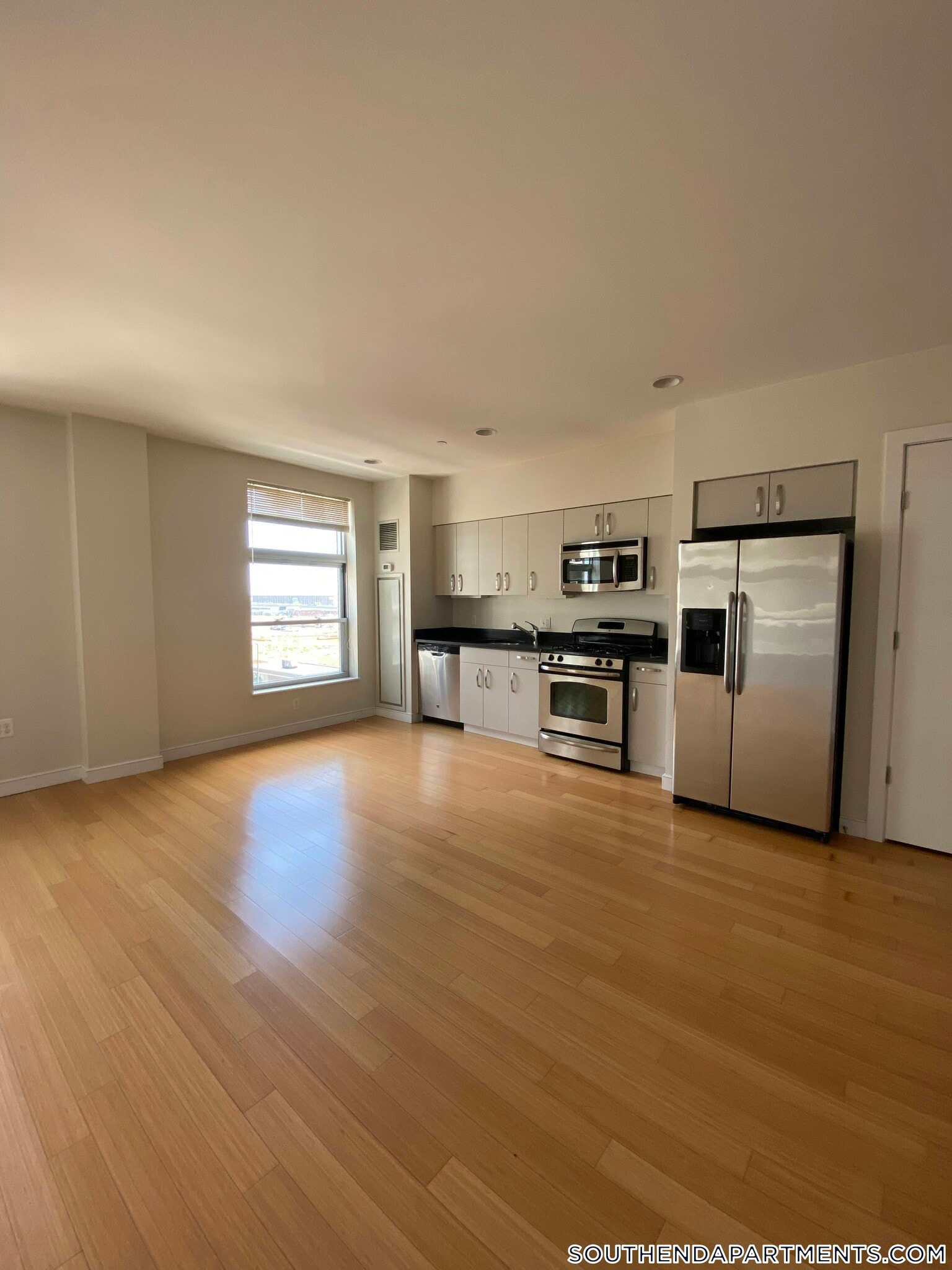 Building Photo - 601 Albany St