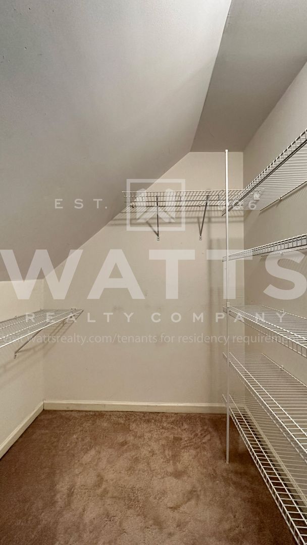 Building Photo - 4 Bedroom, 4.5 Bath Home in Heart of Hoover