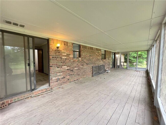 Building Photo - 3 bedroom 2 bath home for lease
