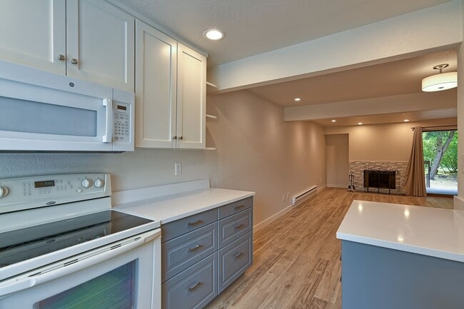 Building Photo - Stylishly Remodeled Condo in Prime Center Park Location