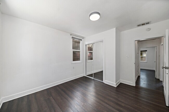 Building Photo - 4978 N North Maywood Ave