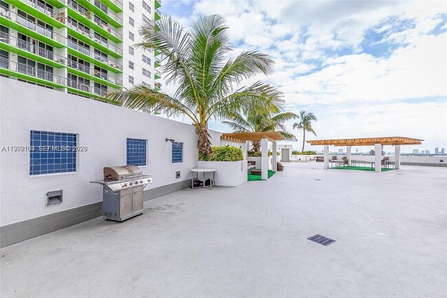 Building Photo - 1750 N Bayshore Dr