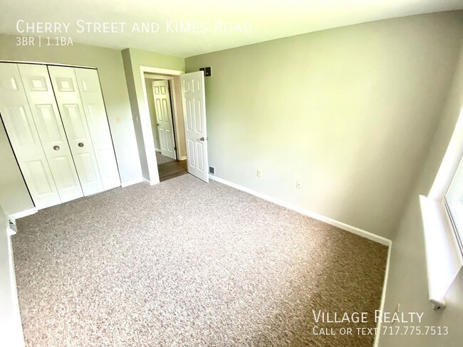 Building Photo - Available late-December! 3-bed Duplex in D...