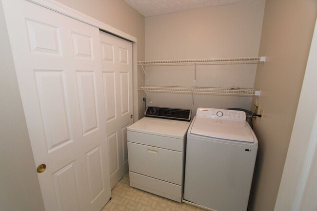 Building Photo - Beautiful 2 Bedroom 1.5 Bath Home