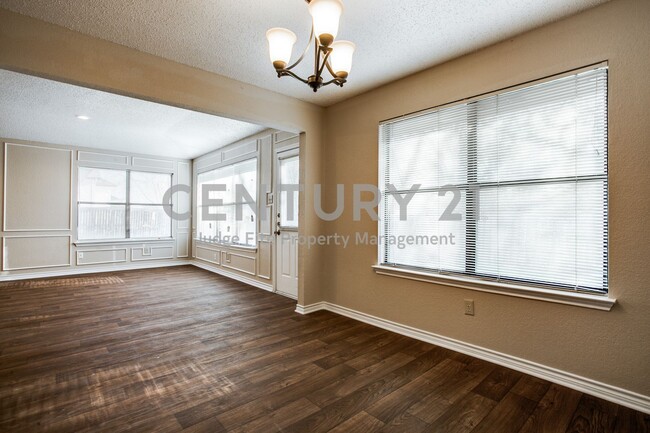 Building Photo - Beautifully Maintained 3/2/2 in Garland Fo...