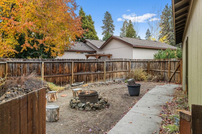 Building Photo - Furnished: Charming Home in SW Bend with A...