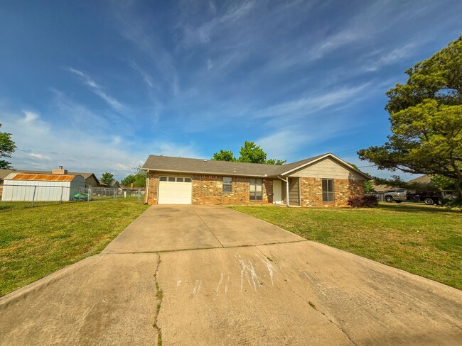 Building Photo - 3 Bedroom 2 Bath Home In Shawnee