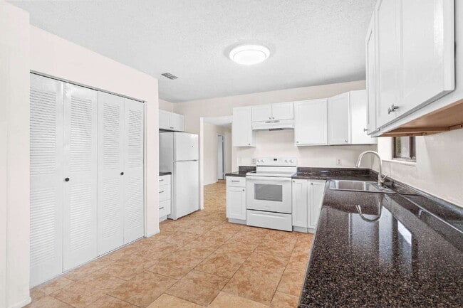 Building Photo - Recently updated 3BR, 2BA in The Shores