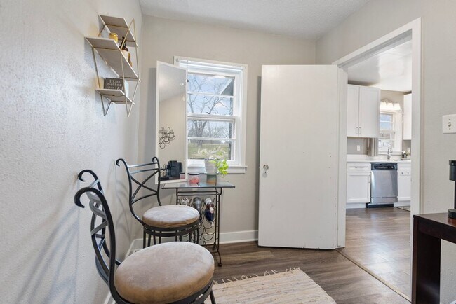 Building Photo - 603 W 18th St