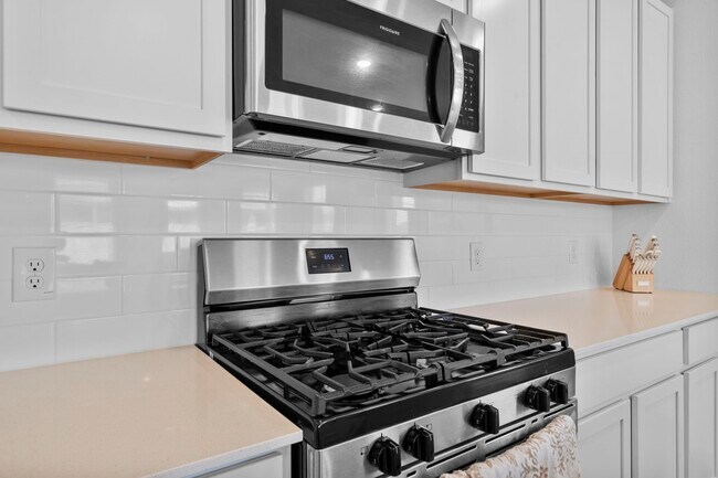 Building Photo - 807 Heaven Dr