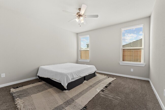 Building Photo - 2106 Somerset Dr