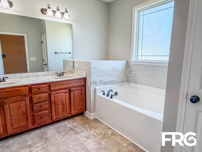 Building Photo - 103 Rolling Knoll Ct