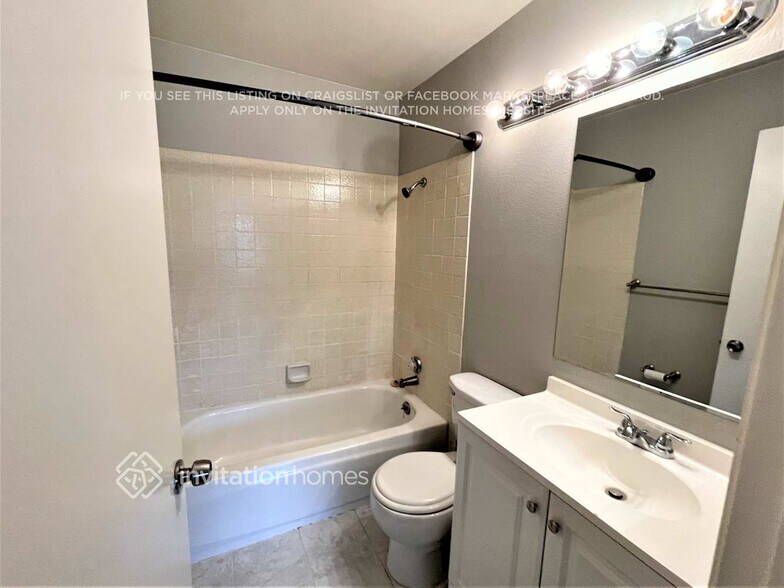 Building Photo - 556 Temple Way