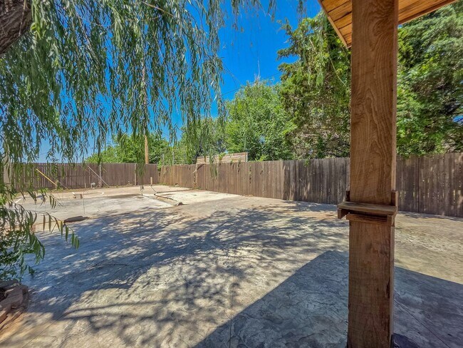 Building Photo - Charming 3-Bed, 2.5-Bath Home in Bethany w...