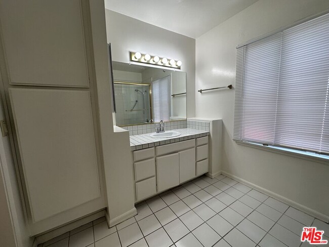 Building Photo - 4608 Saloma Ave