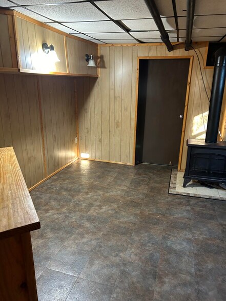 Building Photo - 305 1/2 Elm St