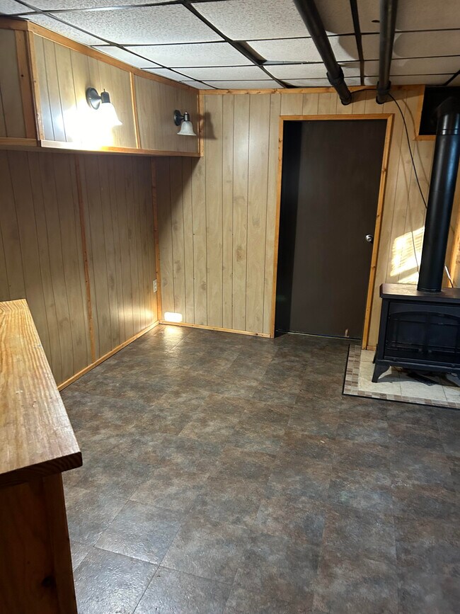 Building Photo - 305 1/2 Elm St