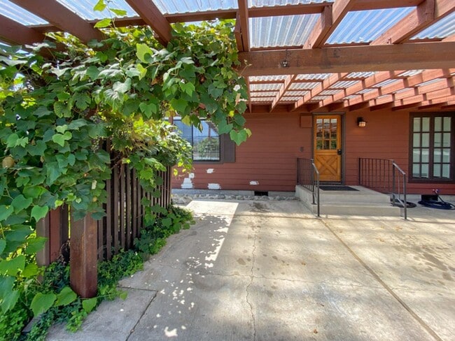 Building Photo - Garfield House: Fully Furnished House, Large private lot across from Golf Course $300 Utility Fee