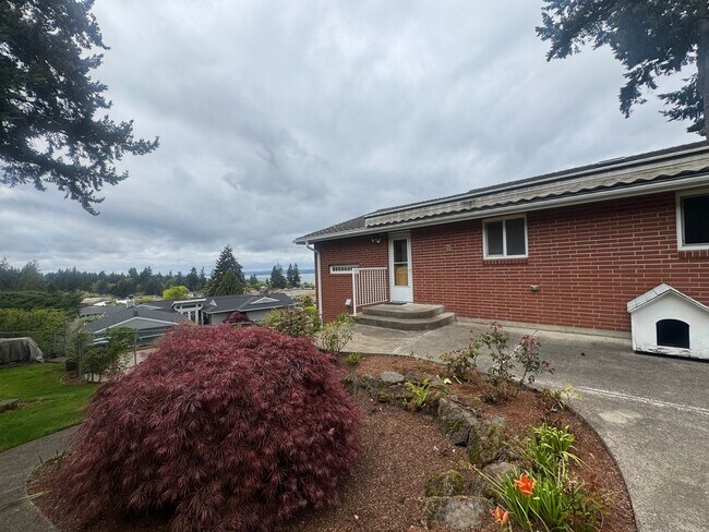 Building Photo - Stunning Three Bedroom With Amazing Views!