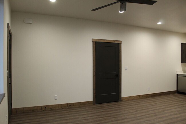 Building Photo - K573LI