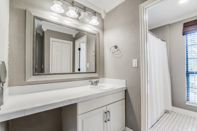 Building Photo - 913 Misty Water Ln