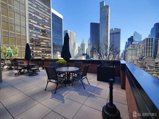 Building Photo - 77 W 55th St