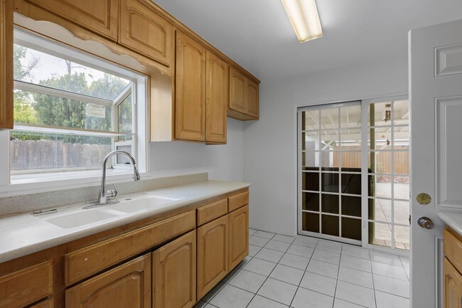 Building Photo - Beautiful 3 bd Home in Reseda!