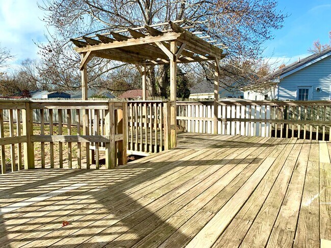 Building Photo - 411 Sideline Dr