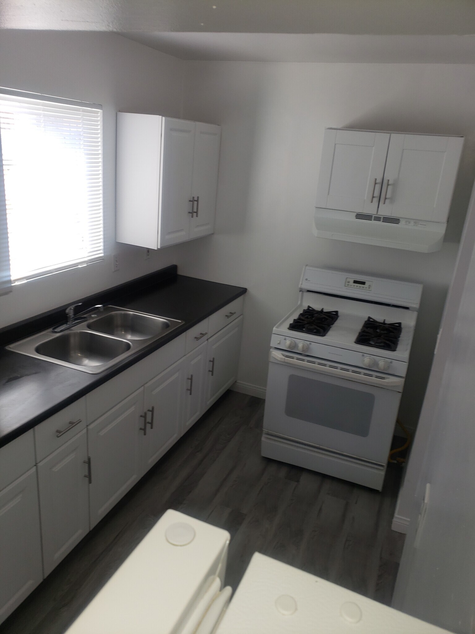 Building Photo - 1540 W 58th St