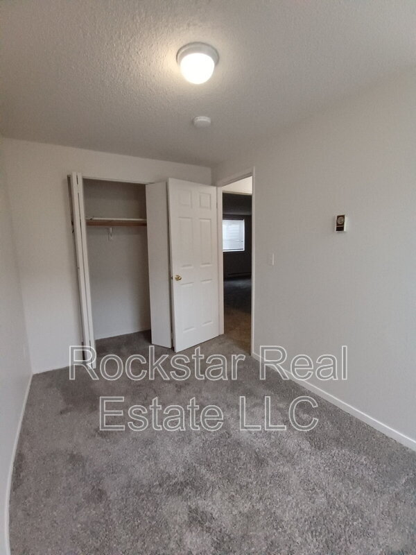 Building Photo - 704 E Bridgeport Ave