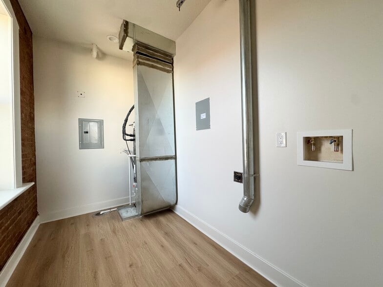 Building Photo - 517 Gillis St