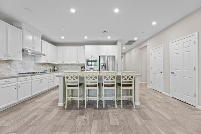 Building Photo - Beautiful 3 Bedroom PLUS bonus Room For Re...