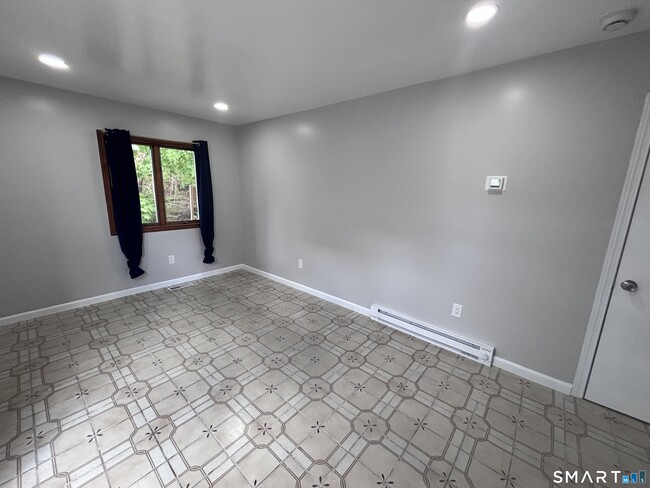 Building Photo - 409 Oak Ave