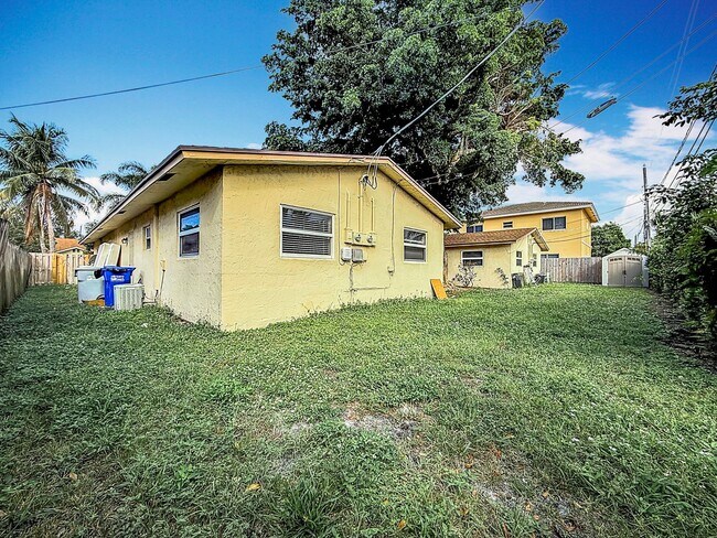 Building Photo - 408 NE 12th Ave