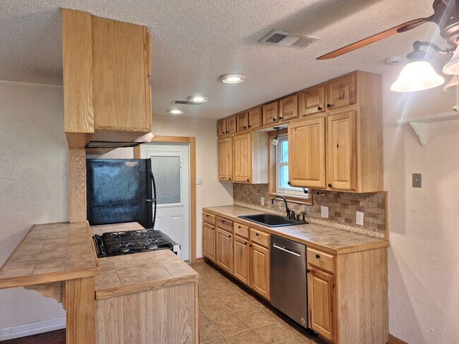 Building Photo - 3BR/2BA Home with Private Yard in Crowley