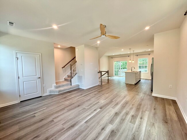 Building Photo - 1130 Romeria Dr