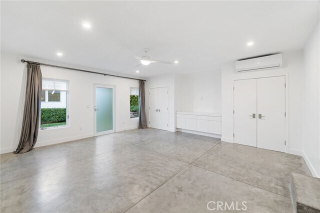 Building Photo - 520 N Rexford Dr