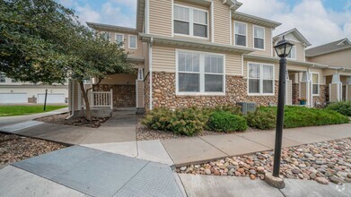 Building Photo - Two Story End Unit Townhome in Stetson Hills