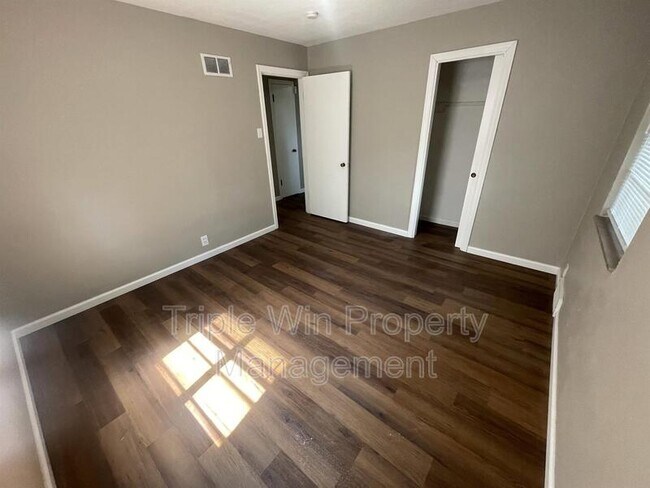 Building Photo - 7117 Forest Hill Dr